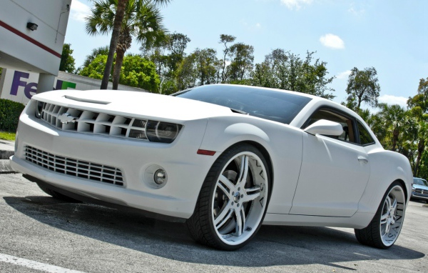 Мощный белый Chevrolet Camaro Asanti