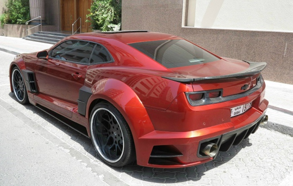 Красный Chevrolet Camaro Guyver