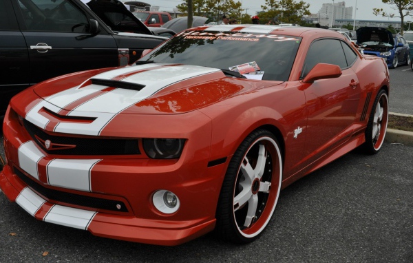 Красный Chevrolet Camaro Z28