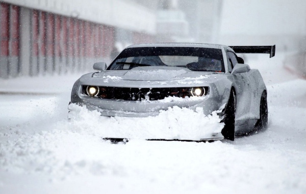 Шевроле Camaro на зимней улице