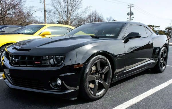 Поражающий черный Chevrolet Camaro SS