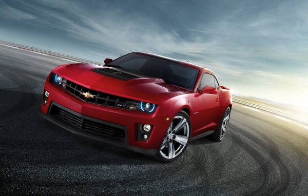 Следы от шин красного автомобиля Chevrolet Camaro ZL1