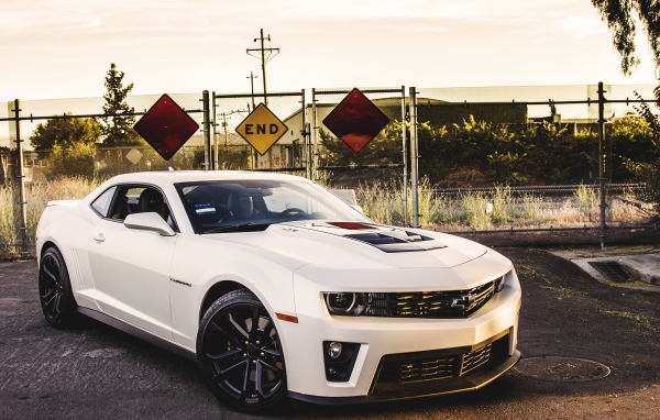 Белый Шевроле Камаро