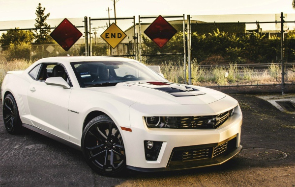 Белый Chevrolet Camaro ZL1