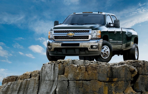 Пикап Шевроле на скале