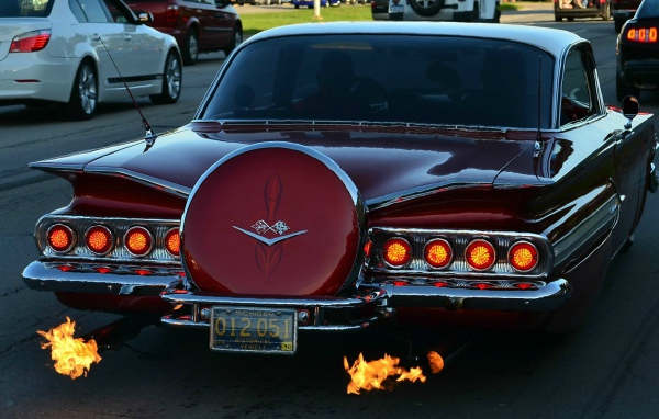 Пламенный Chevrolet Impala