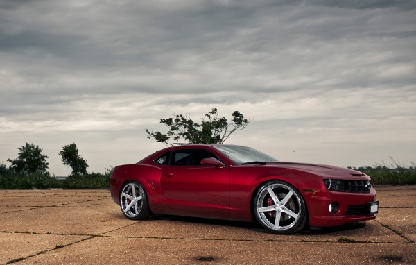 Красный Шевроле камаро SS