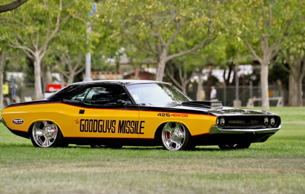 Американский автомобиль Dodge Challenger RT 1971