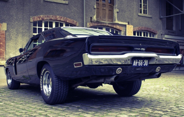 Черный автомобиль Dodge Charger RT