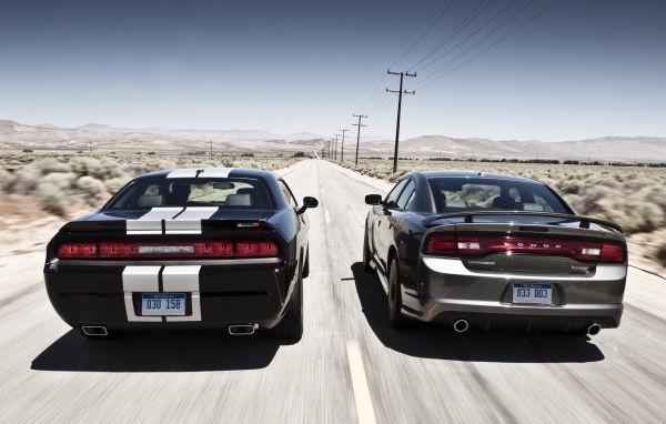 Соревнование автомобилей Dodge Сhallenger и Dodge Сharger