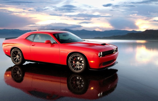 Красный Dodge Challenger SRT на поверхности воды