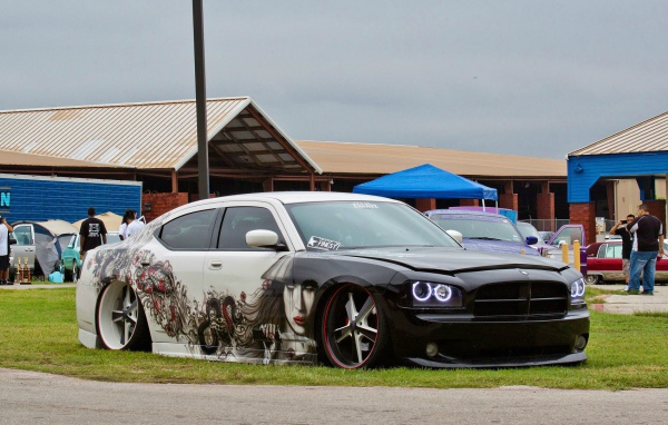 Рисунки на автомобиле Dodge Charger