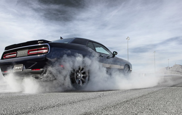 Дрифт на автомобиле Dodge Challenger