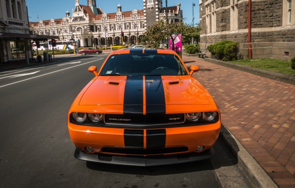 Мощный оранжевый Dodge Challenger
