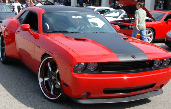 Красный автомобиль Dodge Challenger