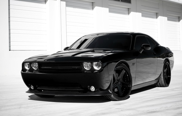 Стильный черный Dodge Challenger SRT8