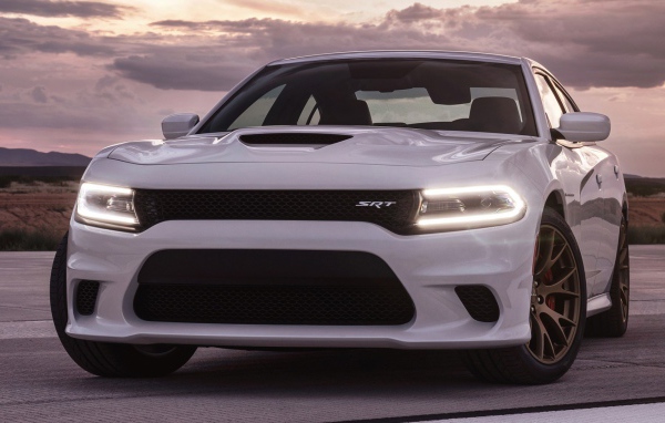 Белый Dodge Charger SRT 2015