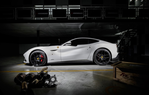 Белый Феррари в гараже