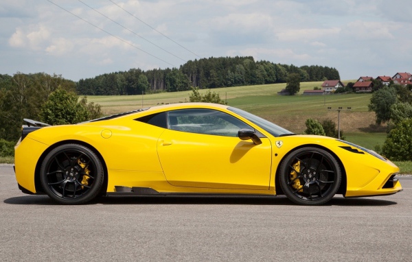 Автомобиль Ferrari 458 Speciale на фоне полей
