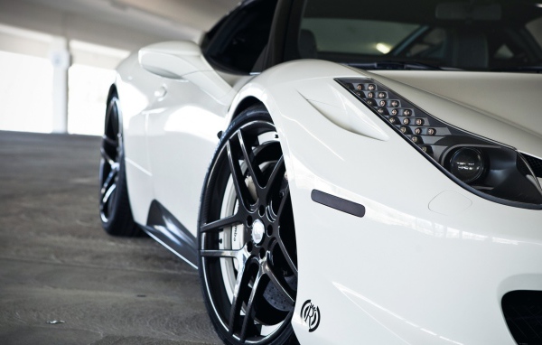 Перед белого Феррари