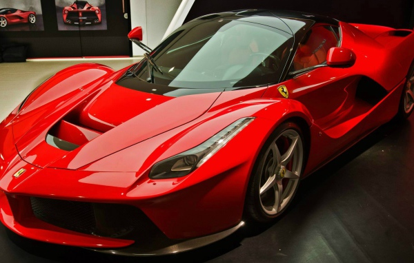 Красный гоночный Ferrari LaFerrari