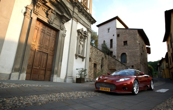 Спортивный Феррари Spyker у дома