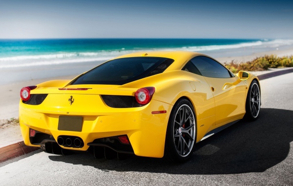 Желтый Феррари 458 припаркован у моря