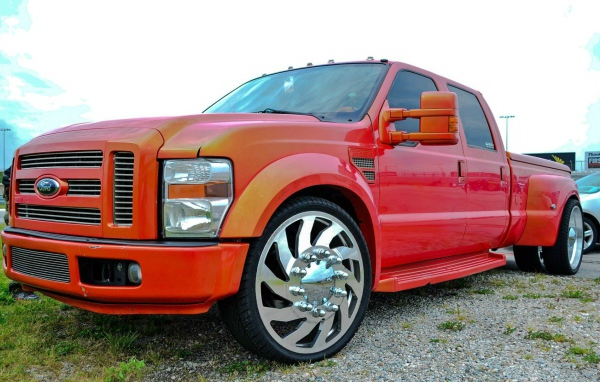 Мощный красный Ford F-350