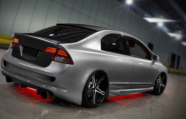 Красный неоновый свет в автомобиле Хонда Цивик