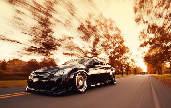 Быстрый Infiniti на дороге