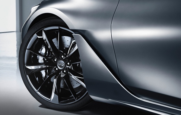 Переднее колесо автомобиля Infiniti