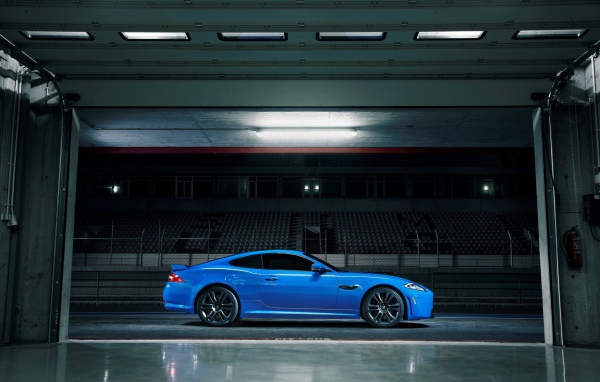 Голубой Jaguar XKR-S на стадионе