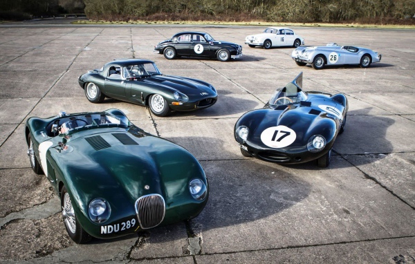 Парад гоночных ретро автомобилей Jaguar E-Type