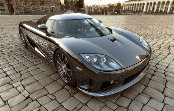 Автомобиль Koenigsegg CCX на городской площади