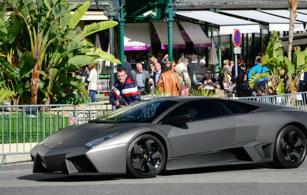 Черный Lamborghini Reventon на улице
