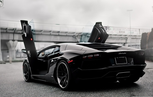Черный Ламборгини с открытыми дверями
