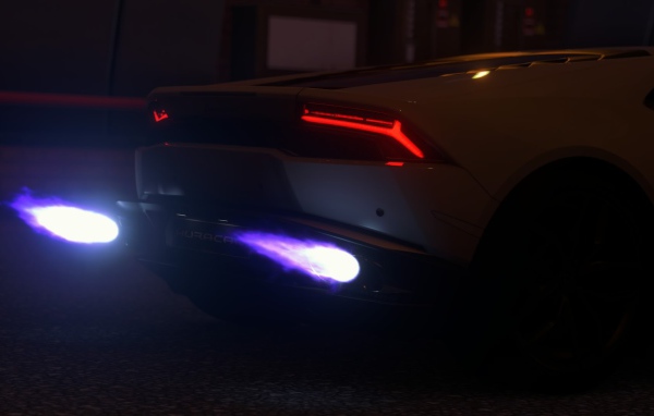 Голубые огоньки выхлопа Ламборгини