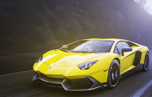 Яркий желтый Ламборгини на шоссе