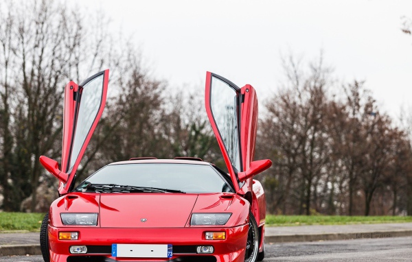 Красный Ламборигини Diablo с открытыми дверями