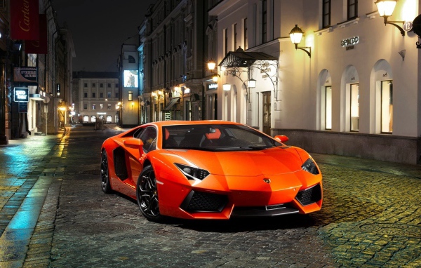 Оранжевый Ламборгини на пустой вечерней улице