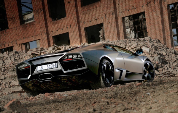 Вид сзади на Lamborghini Reventon