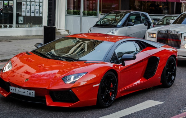 Красный Lamborghini Aventador LP 700-4