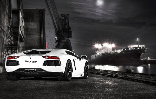 Белый Ламборгини на фоне корабля в порту