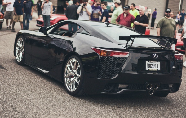 Черный автомобиль Lexus LFA