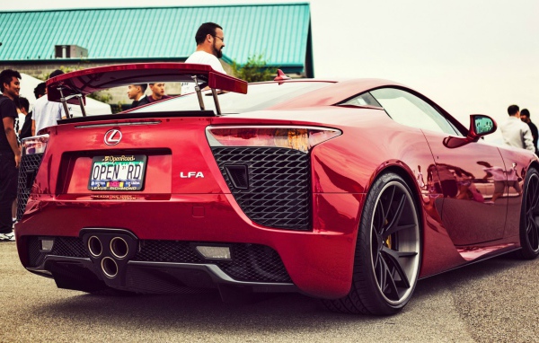 Красный Lexus LFA