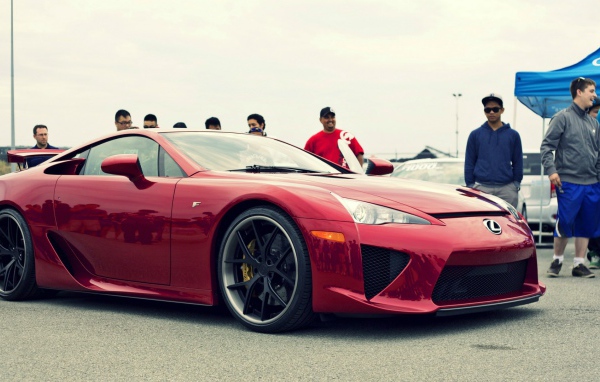 Красный автомобиль Lexus LFA