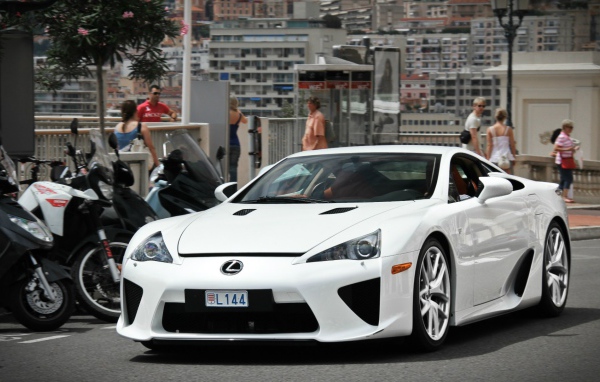 Белый автомобиль Lexus LFA