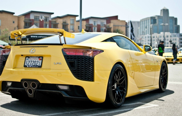 Желтый автомобиль Lexus LFA