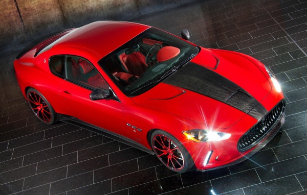 Красивый красный автомобиль Maserati