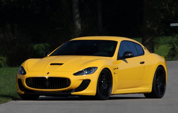 Вид спереди на желтый Maserati